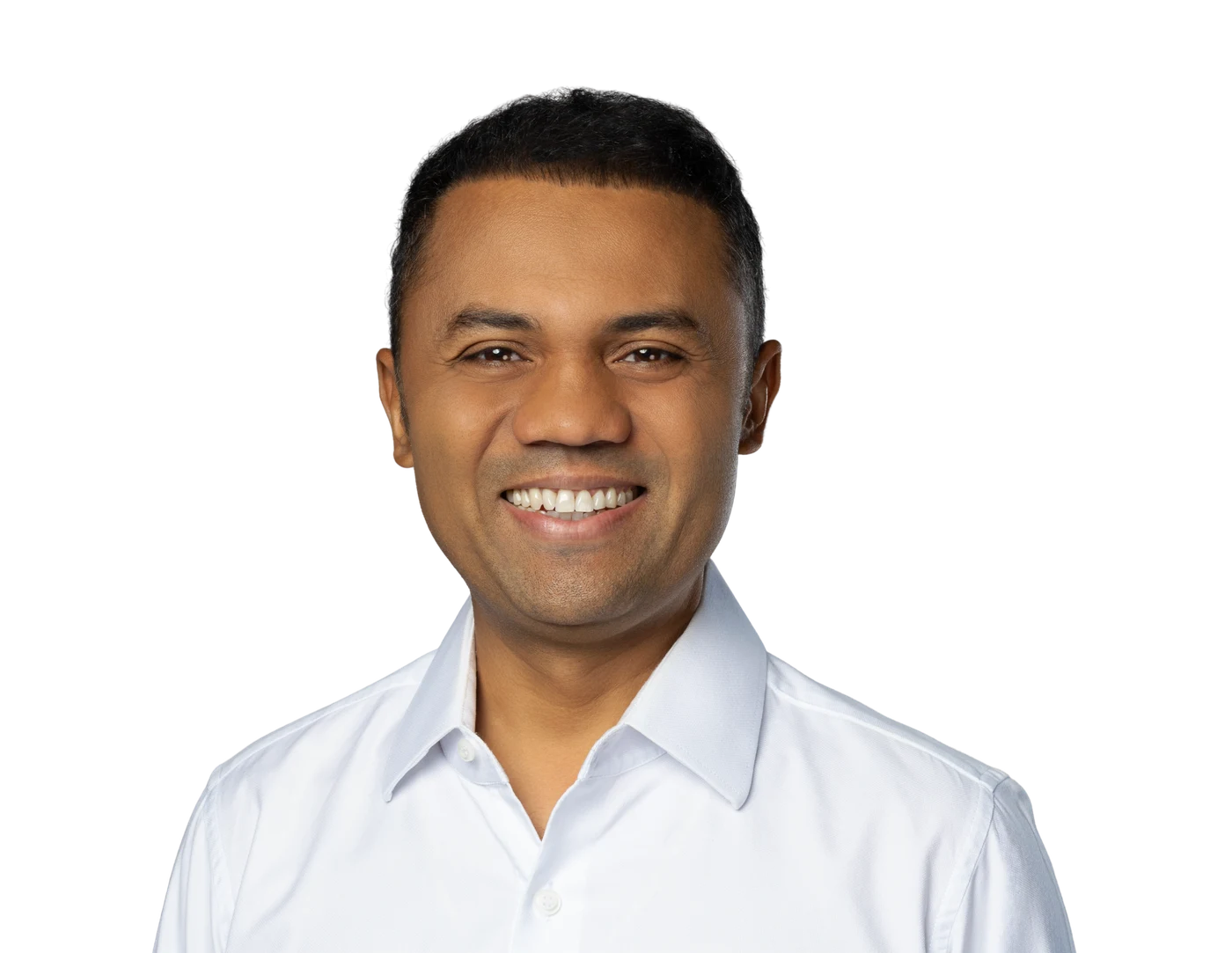 Foto de Moisemar Marinho sorrindo, de camisa branca